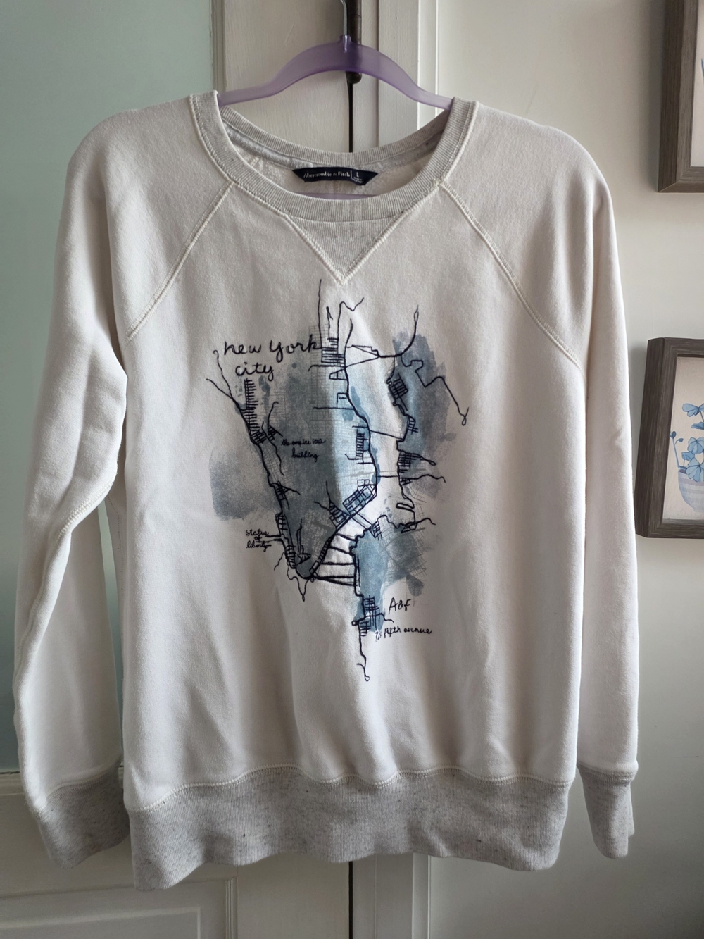 Abercrombie & Fitch White Gray NEW YORK NYC MAP Graphic Crewneck Sweatshirt